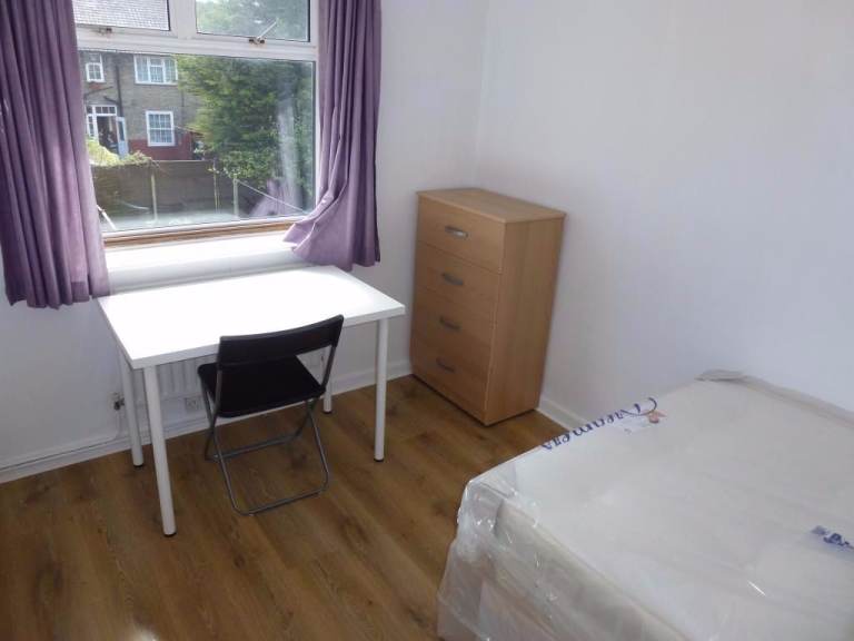 NICE SINGLE ROOM IN POPULAR H/SHARE- CHISWICK PARK