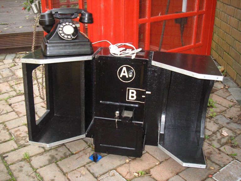 A B Coin Box & 232 King Pyramid Telephone Bell Set Jubilee Shelf Red K