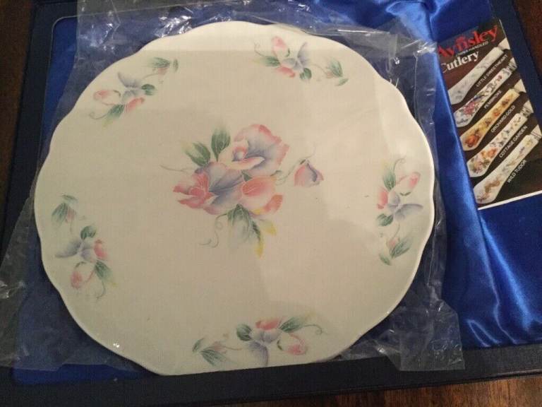 Valentine present? Genuine Aynsley Little Sweetheart cake plate