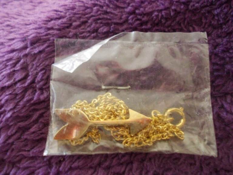 New gold coloured chain with arrow on
