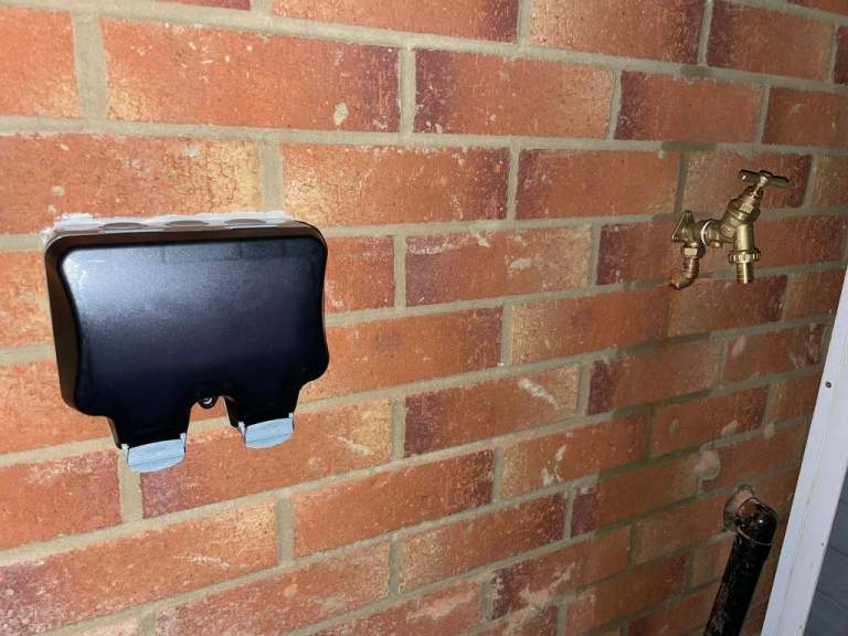 Outdoor socket 