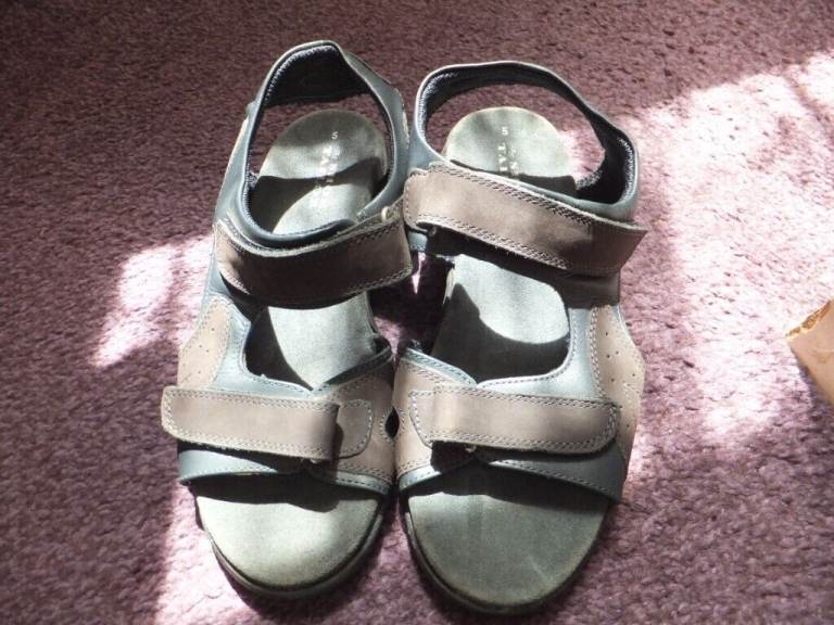 WOMEN'S / GIRL'S  / MEN'S - SHOE TAILOR SANDALS SHOES - SIZE 5 - VELCRO STRAPS