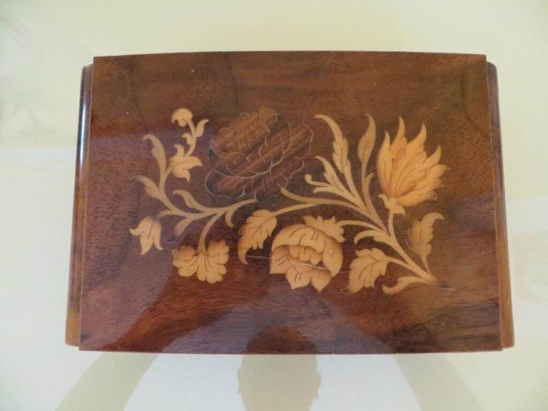 VERY GOOD QUALITY CLASSIC DESIGN ITALIAN WOODEN JEWELLERY BOX. VERY GOOD CONDITION