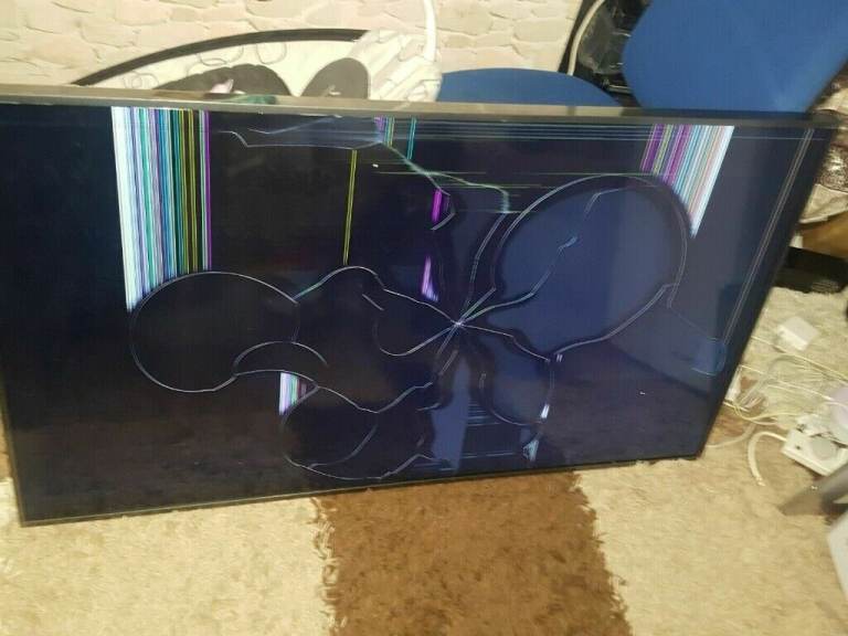 Samsung QE65Q95T 65 inch (4K) QLED Smart TV broken screen (part or repair )