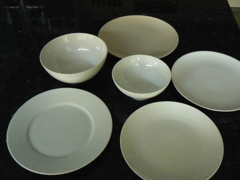 Selection of white plates and bowls + 1 beige plate