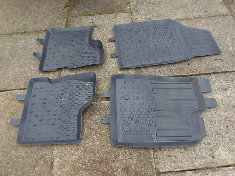 Dacia Duster floor mat set - as new, Heavy duty, extra deep sides 