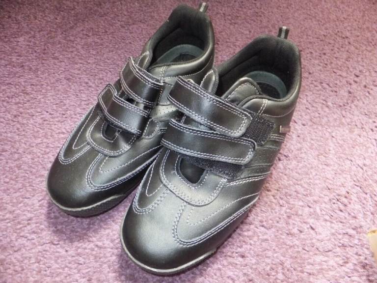 NEW WOMENS / GIRLS BLACK 'FOOT THERAPY' SHOES - SIZE 5 - VELCRO STRAPS COLLECTION FROM B27