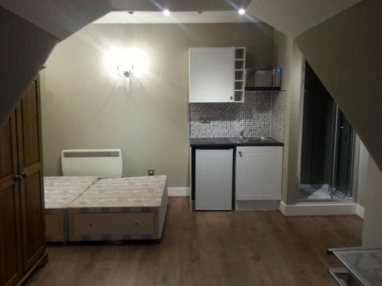  NICE MEDIUM SIZE SELF CONTAINED DOUBLE STUDIO- BALHAM