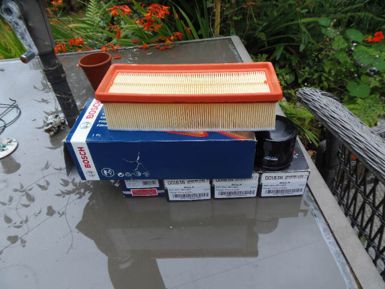 Dacia DUSTER oil filters x 4 + 1 air filter.