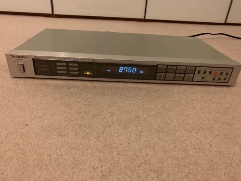 Technics Quartz Synthesiser FM Stereo Tuner ST-S505L