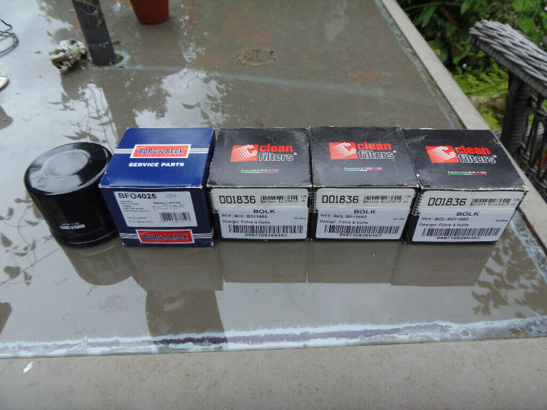 Dacia DUSTER oil filters x 4 + 1 air filter.