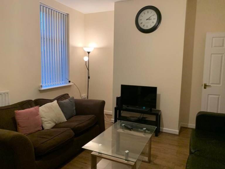 FURNISHED DOUBLE ROOMS TO LET - SOME BILLS & INTERNET INCLUDED 