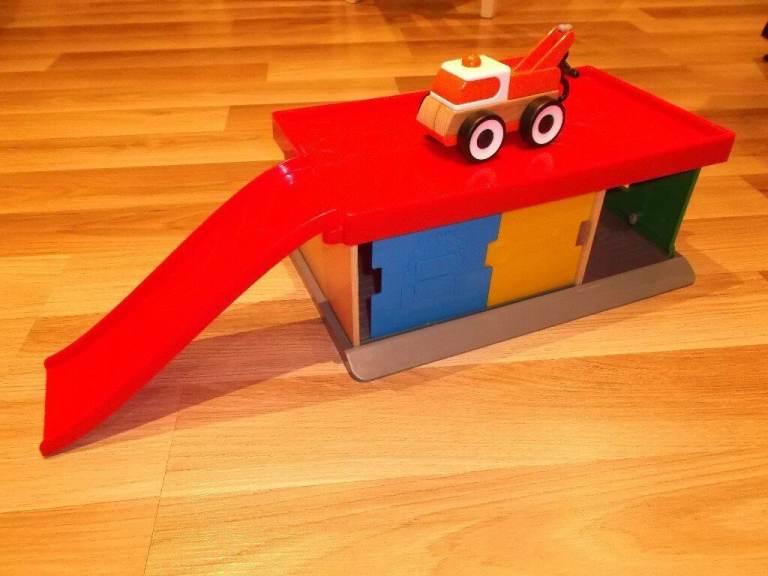 IKEA LILLABO GARAGE WITH TOW TRUCK PLAY SET