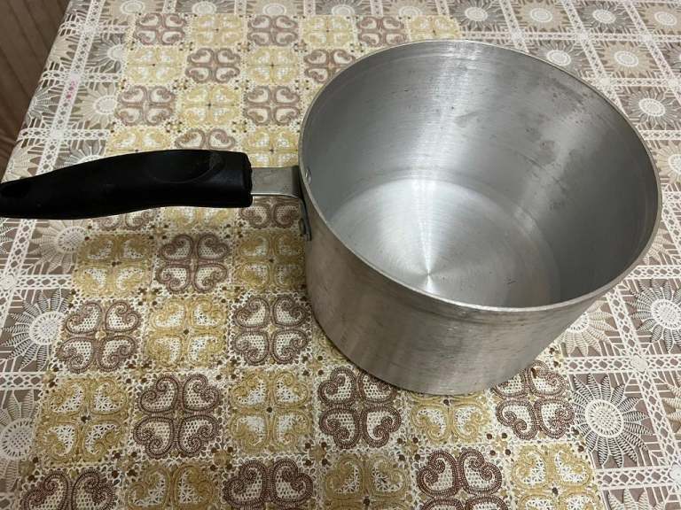 2 saucepans brown and black handle