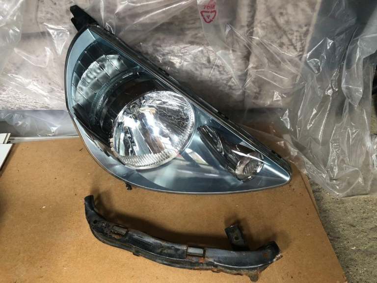HONDA JAZZ BREAKING HEADLIGHT DRIVER SIDE GOOD CONDITION 