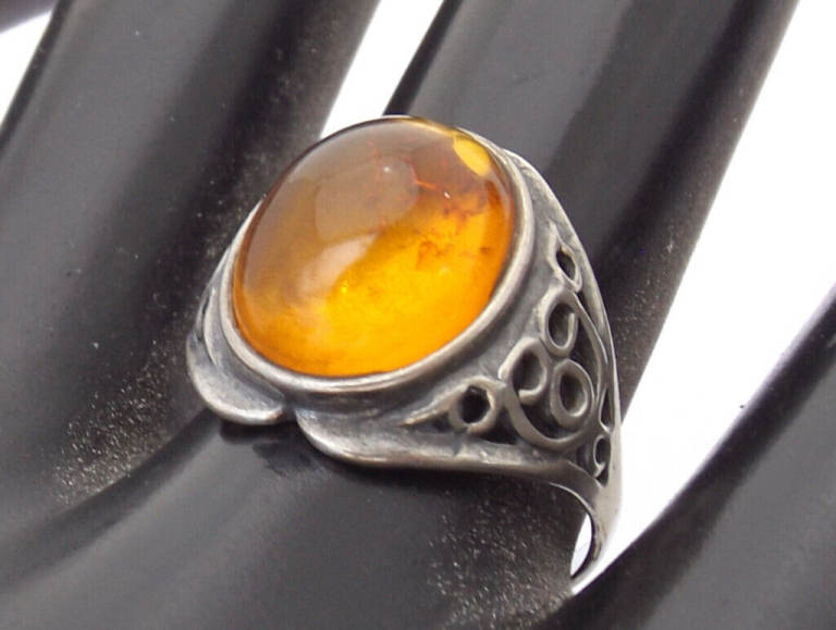 AE-Vintage sterling silver ring oval amber stone and decorative shoulders size Q