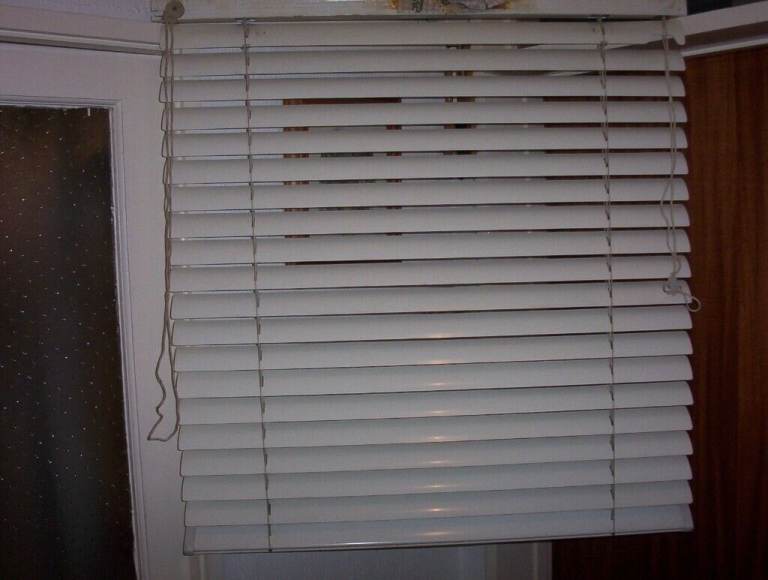 Sunway Venetian Blind White/Off White 35inch (0.9m) wide, up to 36 inch drop (0.91m) Used  RefL105