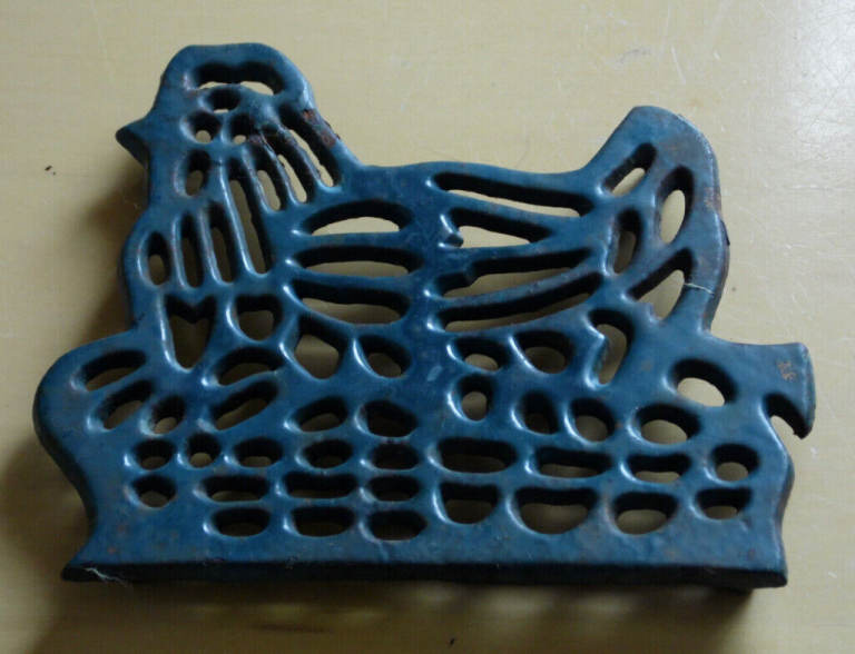 GREEN HEN CHICKEN IN NEST SHAPED TRIVET CAST IRON RETRO PLACEMAT FOR HOT ITEMS