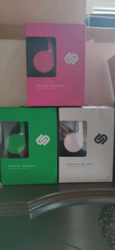 Wired headphones with mic.