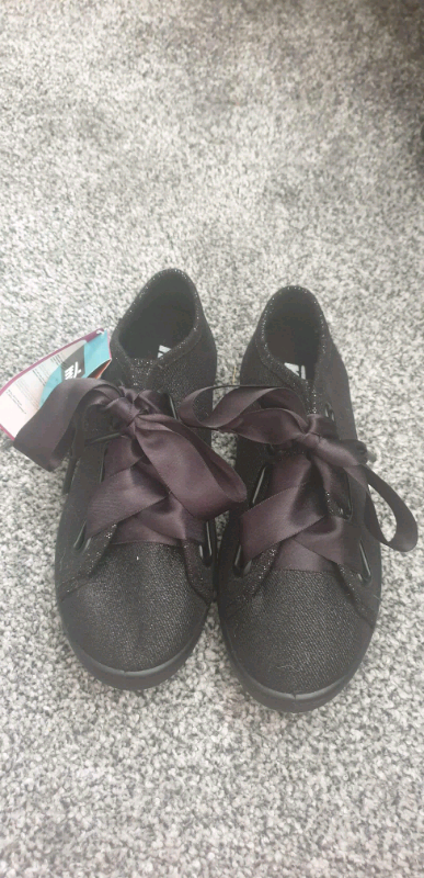 SCHOOL SHOES 13E 8Years old