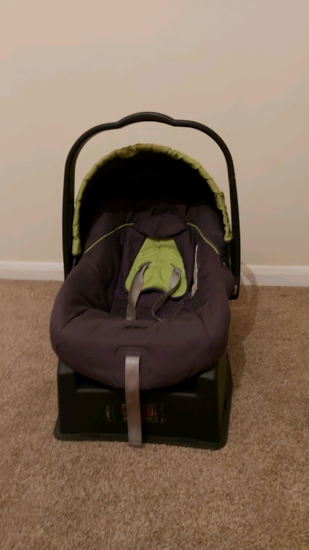New born baby car seat with base in excellent condition 