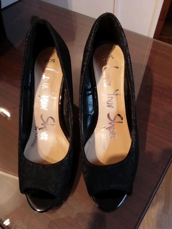 BLACK SHOES SIZE 5 