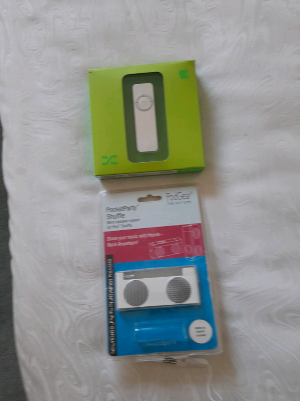 Collectors item  Retro ipod  1st generation shuffle white + speakers