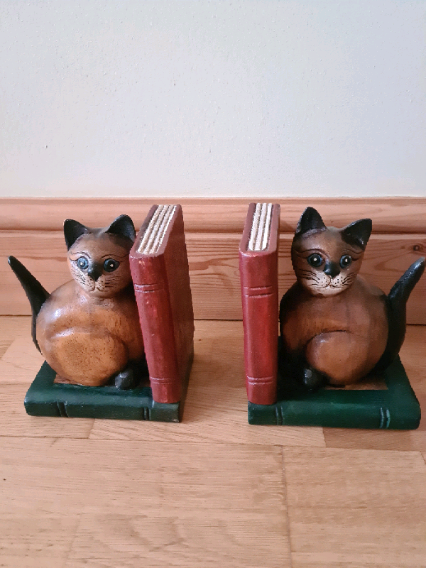 Wooden cat bookends