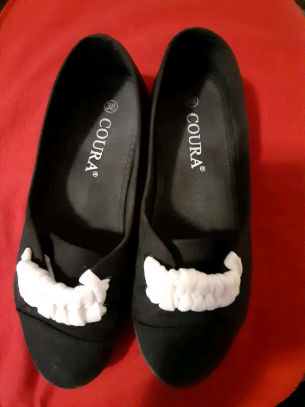 Black flat shoes