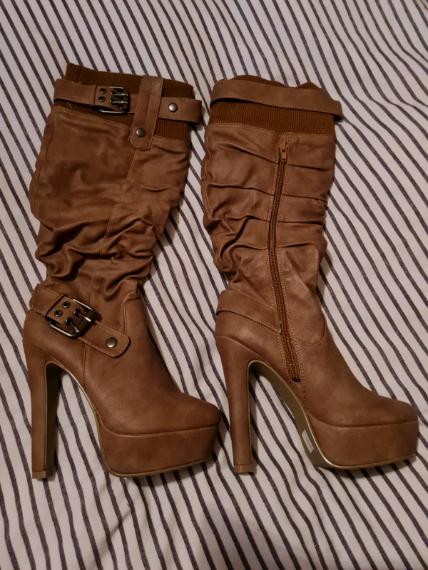 BOOTS SIZE 5