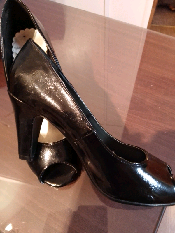 BLACK SHOES SIZE 4 WIDE FIT