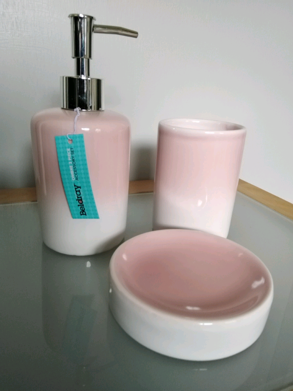 Bathroom accessories set *Brand new*