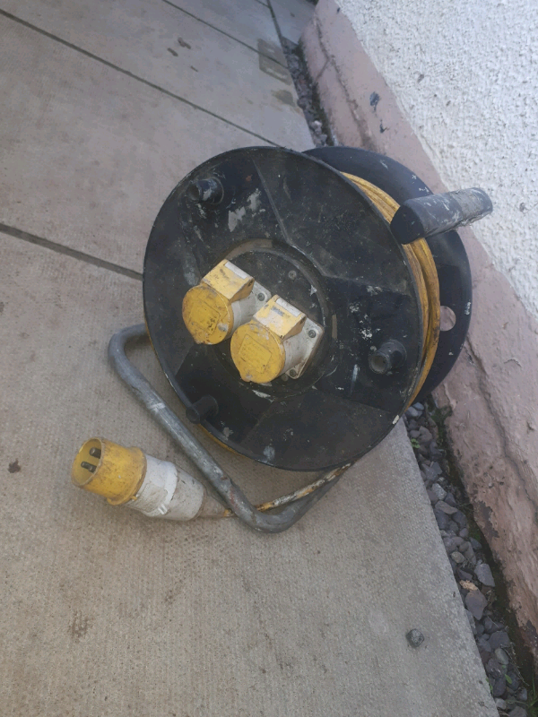 Cable extension reel with 110 V plugs 