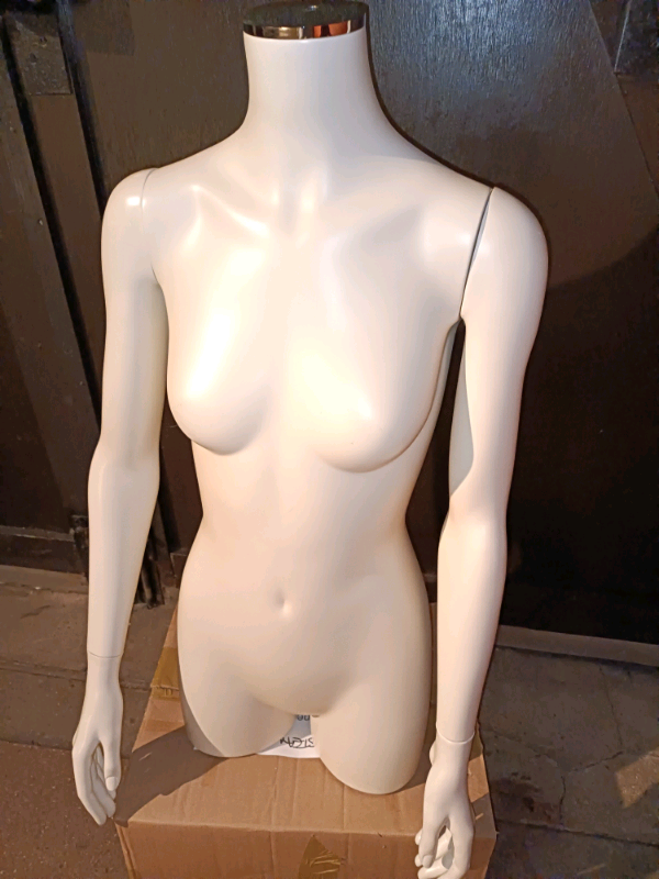 QUALITY BONAVERI Female ¾ Torso  SIZE FIBREGLASS MANNEQUIN Feestanding