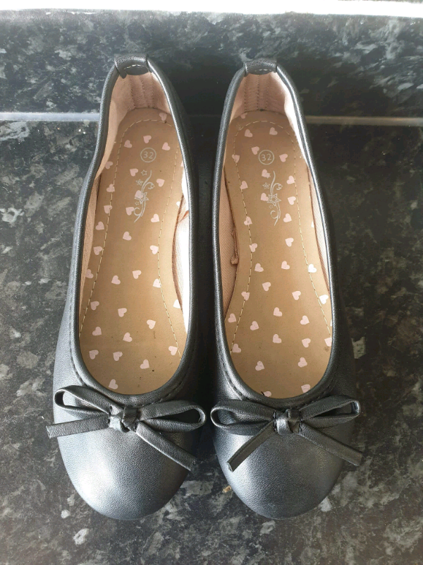 SCHOOL SHOES SIZE 32 / 0 NARROW 