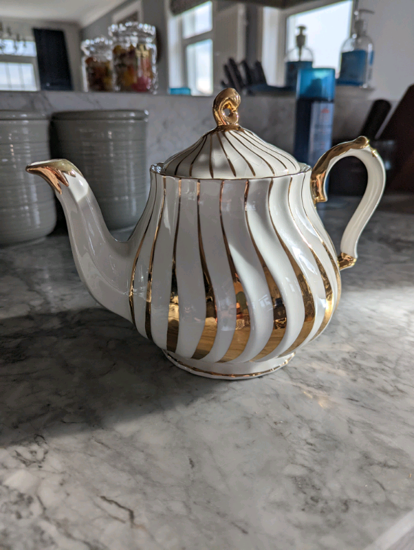 Sadler gold and white swirl teapot in good condition