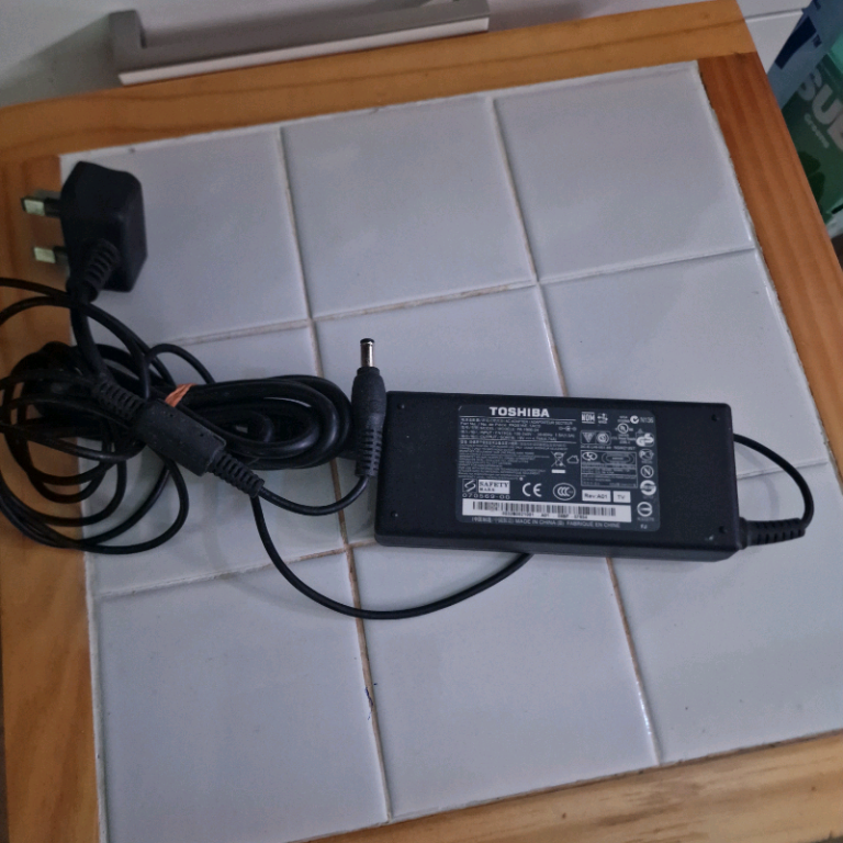 Toshiba AC laptop charging adapter 19V model  PA-1900-24