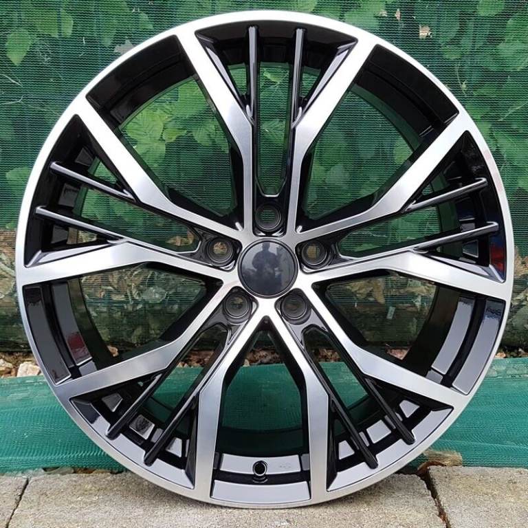 18Inch Santiago (Gloss Black) style Alloy wheels and tyres (5x112) Suits Most VW, SEAT ETC
