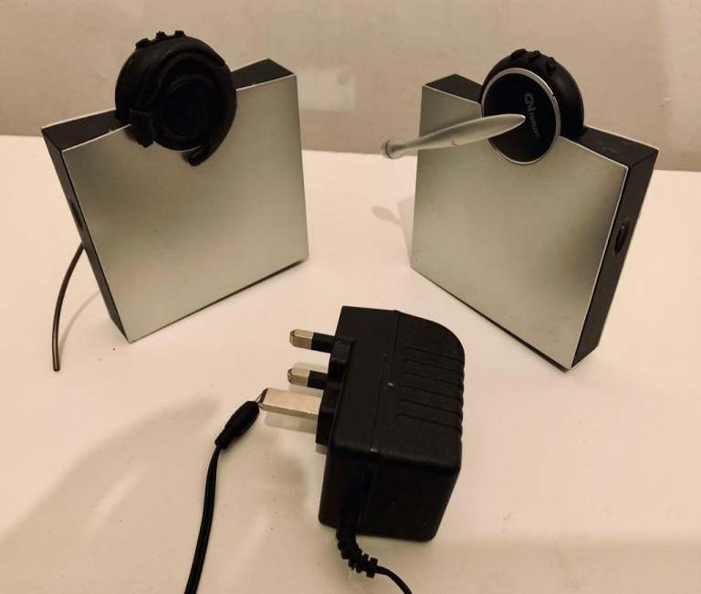 Wireless headset and base station (dock)