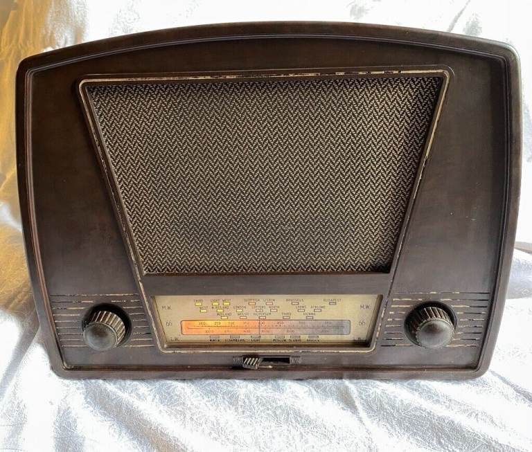 Vintage mid-century 50’s Radio Rentals Model 66 Bakelite Valve Radio for refurbishment/display/prop
