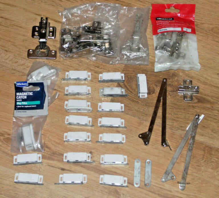 KITCHEN UNIT PARTS BUNDLE CABINET HINGES MAGNETIC CATCHES LOCK CHROME PLASTIC..*