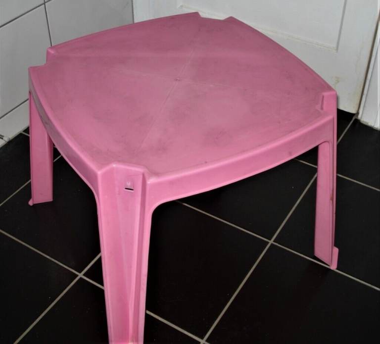  1 Kids' Table & 2 Chairs