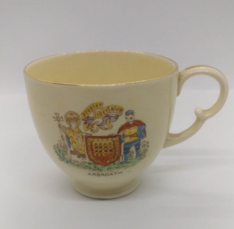 Crown Devon Fieldings 'Arbroath' china cup