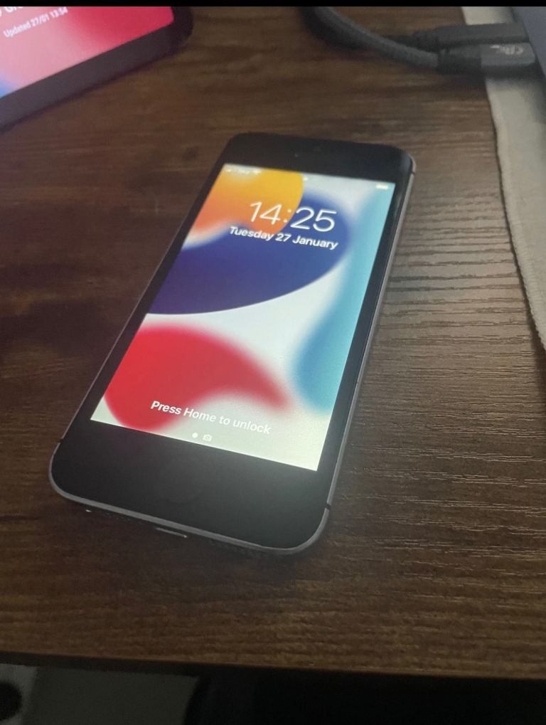 Excellent condition iPhone SE 128 gb 