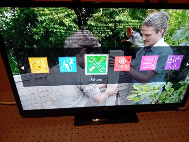 Bush 32" lcd hd tv freeview + remote 