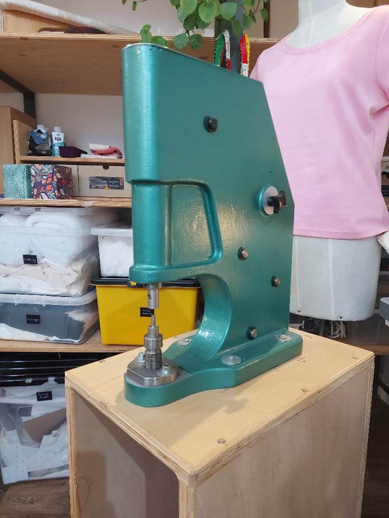 Ratchet eyelet press, pedal foot press