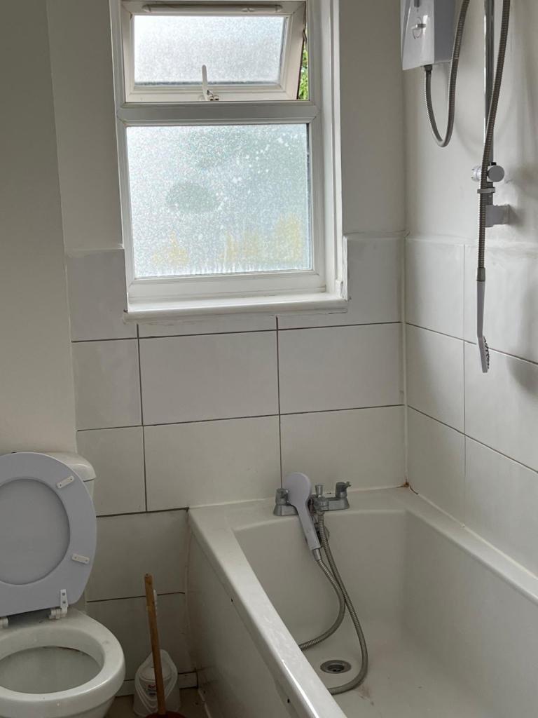 2 Bedroom Property with Living Room Available to Rent in Enfield