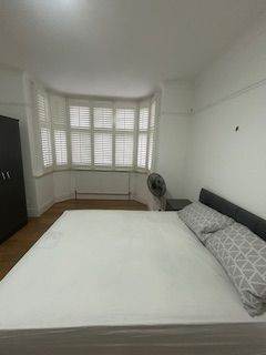 3 bedroom property available for Company Let in Norbury - With Garden & Driveway