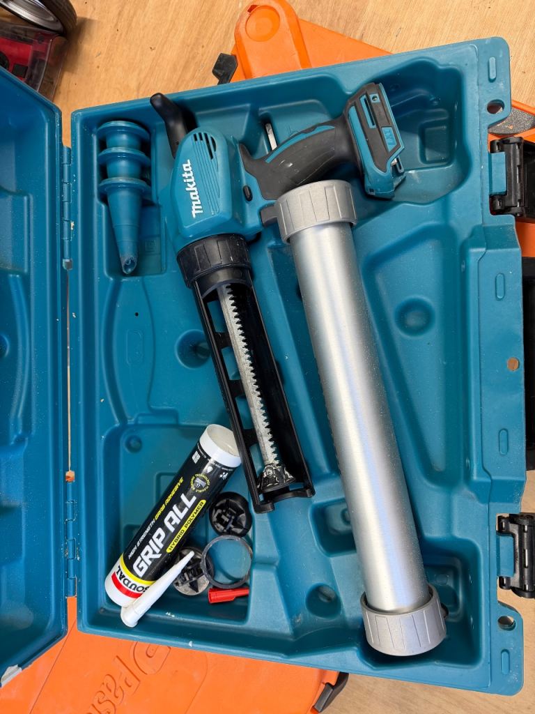 Makita DCG 140 cordless caulking gun