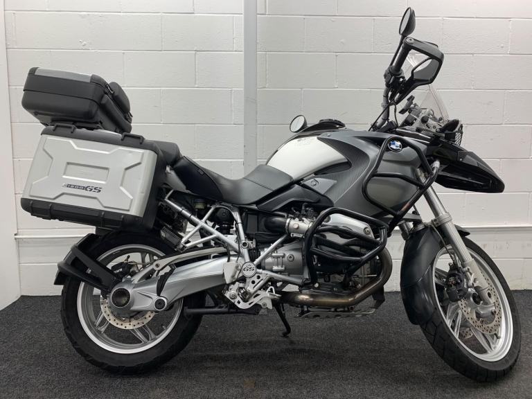 BMW R1200GS - FULL BMW LUGGAGE - ENGINE BARS 